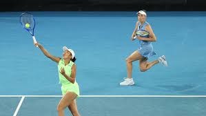 赵睿后场发球失误 孙铭徽断球上篮得手